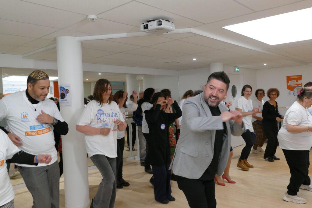 Chris Marques anime un atelier danse auprès des plus démunis