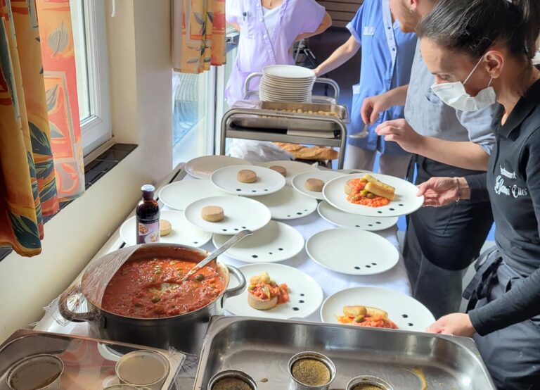 Les bénévoles participent à la mise en place du repas pour les pensionnaires de l'EHPAD La Tour des Cèdres