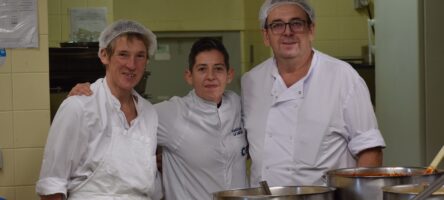 Pascale Martin, Laëtitia Rivet et son équioe de La Gamm'elles prêt à concocter un menu gastronomique pour les résidents de l'EHPAD la Tour des Cèdres