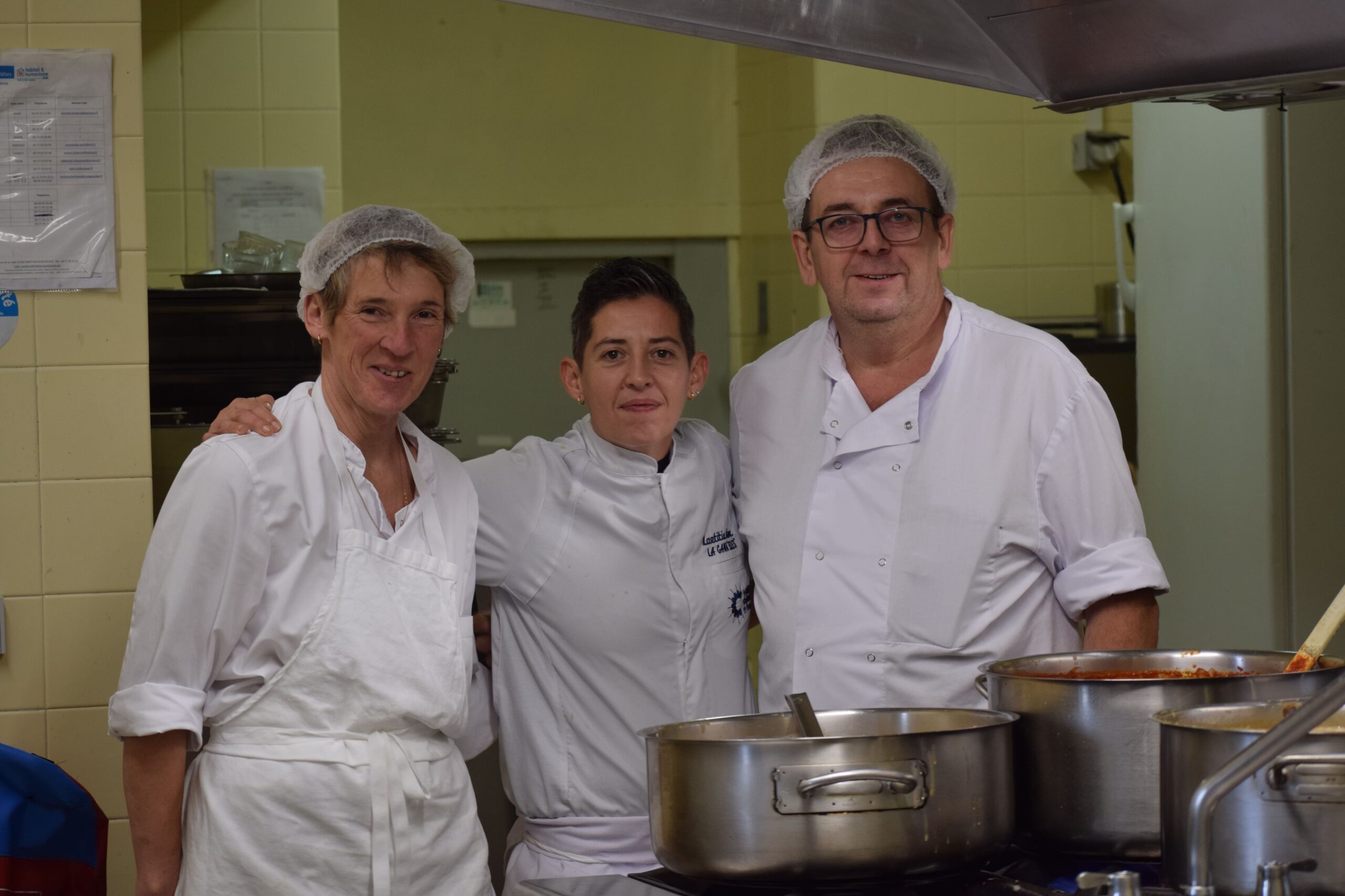 Pascale Martin, Laëtitia Rivet et son équioe de La Gamm'elles prêt à concocter un menu gastronomique pour les résidents de l'EHPAD la Tour des Cèdres