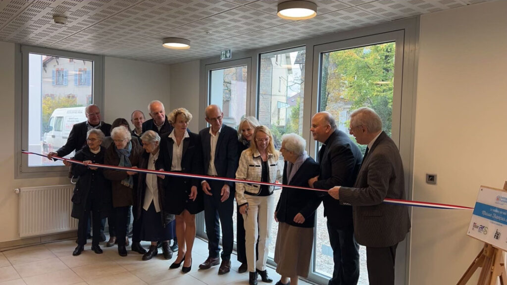 Les Sœurs Franciscaines de Lons-le-Saunier découpe le ruban inaugurale de l'extension de la Maison François d'Assise