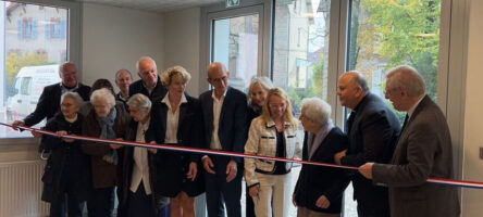 Les Sœurs Franciscaines de Lons-le-Saunier découpe le ruban inaugurale de l'extension de la Maison François d'Assise