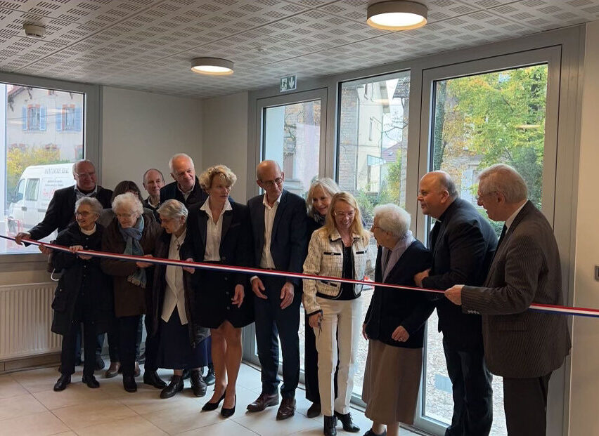 Les Sœurs Franciscaines de Lons-le-Saunier découpe le ruban inaugurale de l'extension de la Maison François d'Assise