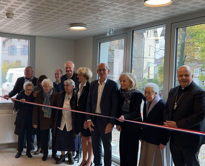 Les Sœurs Franciscaines de Lons-le-Saunier découpe le ruban inaugurale de l'extension de la Maison François d'Assise