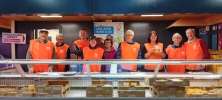 Les bénévoles tiennent le stand du Potage Chefs à Brest