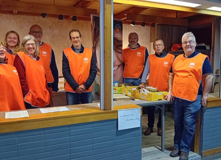 Les bénévoles se tiennent devant le stand du Potage Chefs à Brest