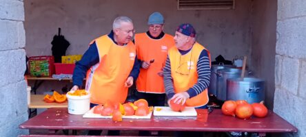 Des chefs venus participer au Potage des Chefs 2023 réfléchissent à la recette qu'ils vont réaliser