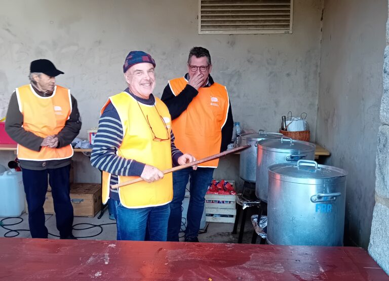 Les chefs cuisinier participant au Potage des Chefs qui surveillent la cuisson de leur potage