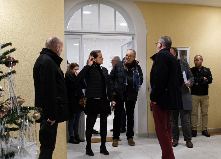 Des personnes discutant lors de l'inauguration de la résidence intergénérationnelle Saint-François