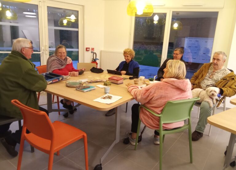 Groupe de résidents jouant à un jeu de société