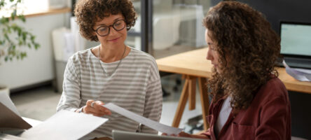 Plan Moyen Femmes Discutant Au Travail