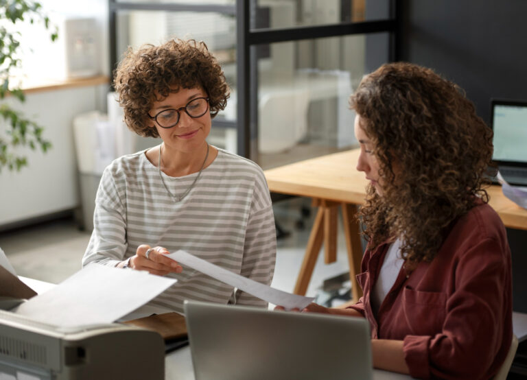 Plan Moyen Femmes Discutant Au Travail