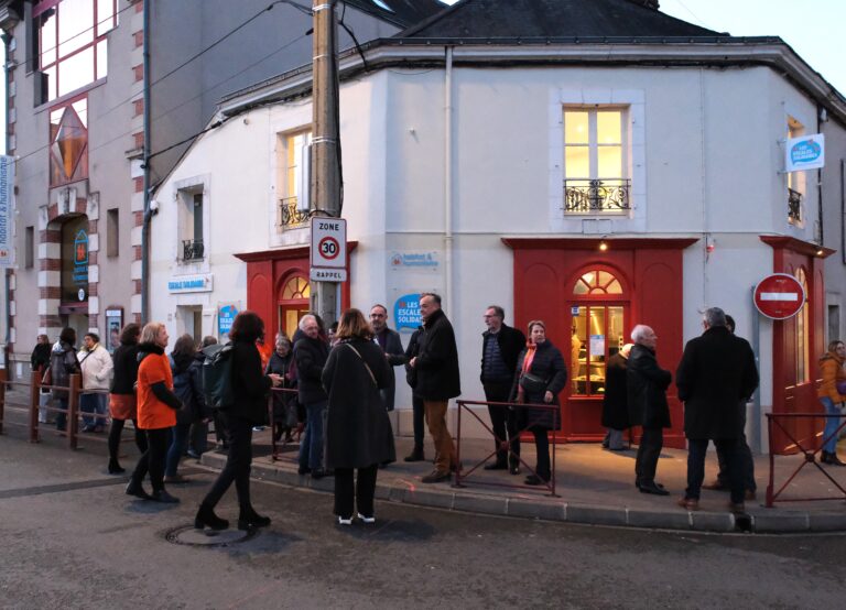 Inauguration de l'Escale Solidaire Le Passage - personnes se tenant à l'entrée