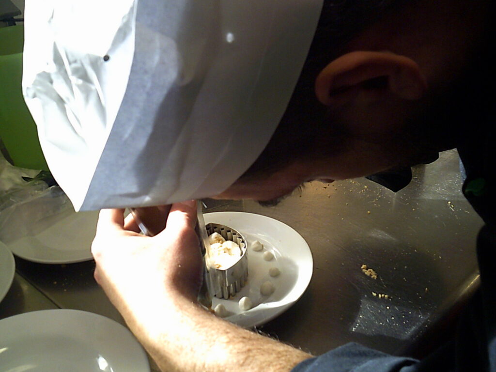 Les équipes de restauration de la Maison Sainte-Anne prépare le tiramisu praliné