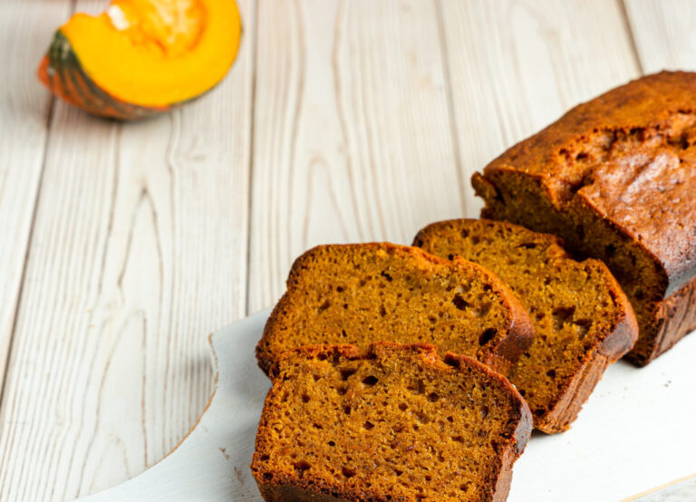 Gateau Pain Citrouille Plusieurs Tranches Planche Decouper Blanche Citrouilles Comme Ingredients