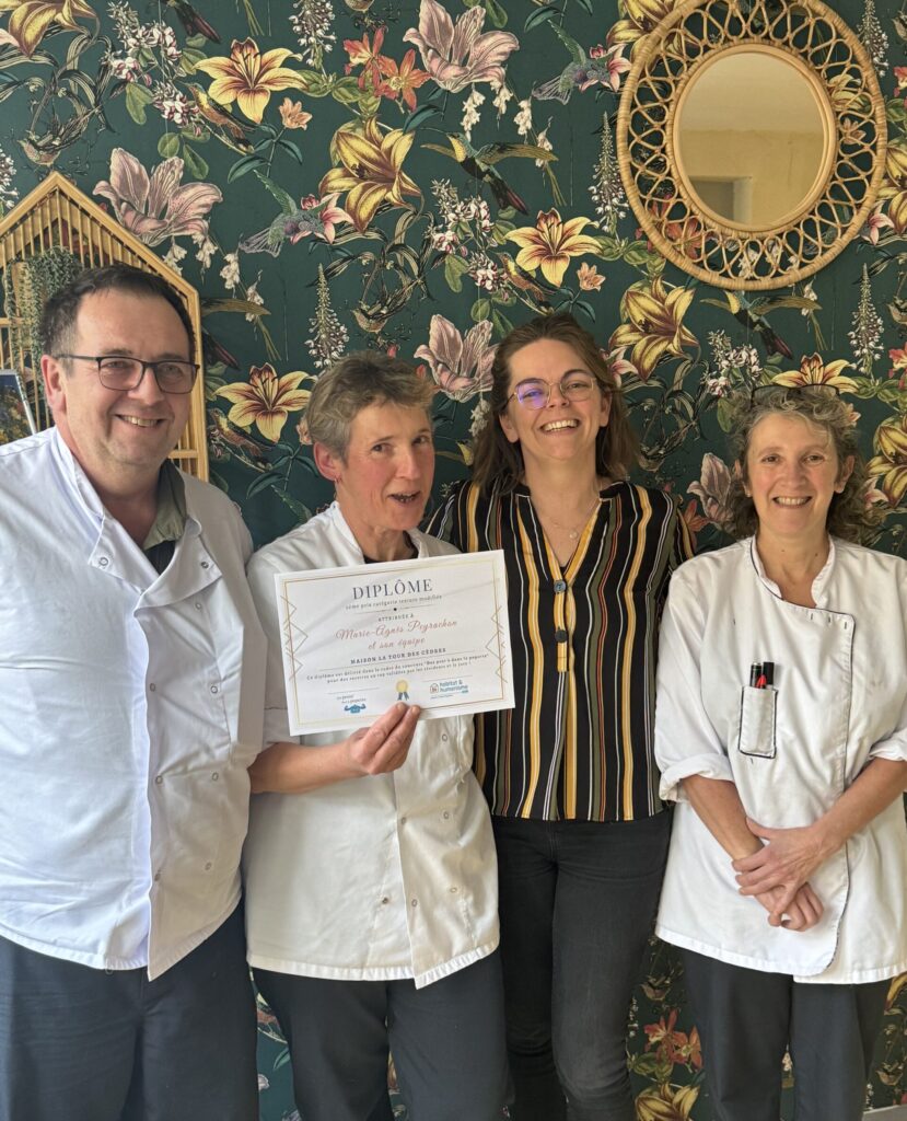 Pascal Martin, chef de cuisine, Marie-Agnès Peyrachon cuisinière, Anne Jouban, directrice et Christine Moutot, cuisinière, à l'EHPAD Notre Dame des Cèdres à Saint Sauveur en Rue
