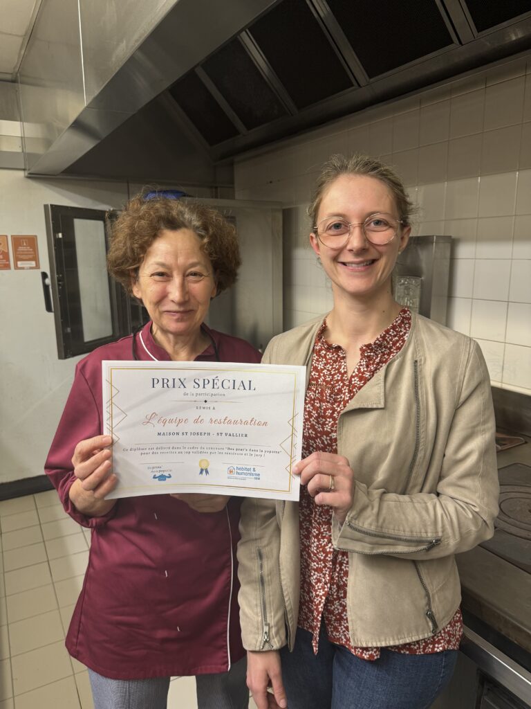 Anne-Marie et Alison Maussiere directrice de l'EHPAD Saint Joseph à Saint Vallier. Le concours a remporté un franc succès, notamment à Saint Vallier avec une très forte implication de l'équipe de restauration. Nous ne pouvions pas passer à côté de la remise d'un prix spécial pour eux !