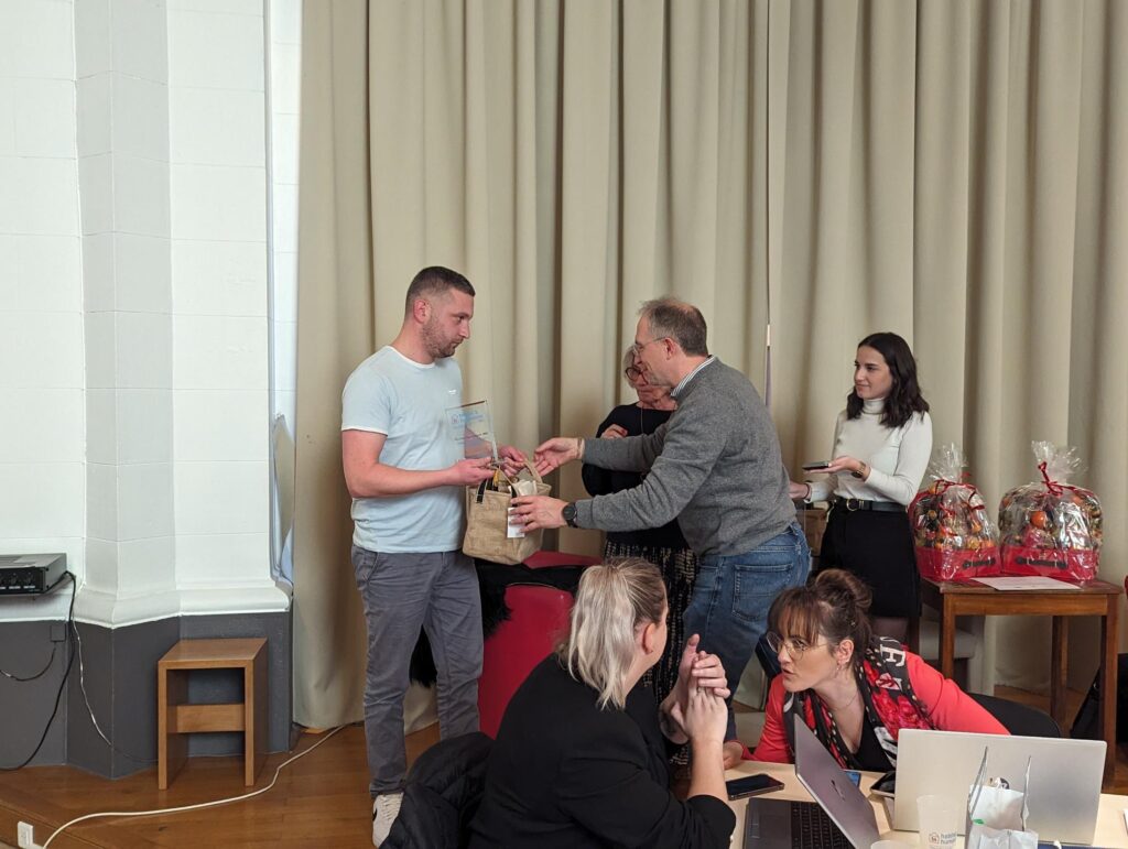 Nicolas Legalois reçoit son prix pour sa première place dans la catégorie texture modifiée