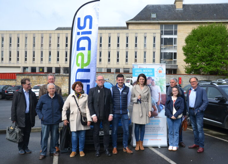 Les membres d'Habitat et Humanisme ainsi que ceux d'Enedis qui prennent une photo de groupe