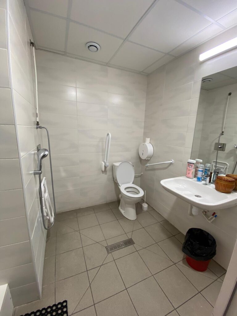 la salle de bain réservée aux femmes et aux personnes handicapées