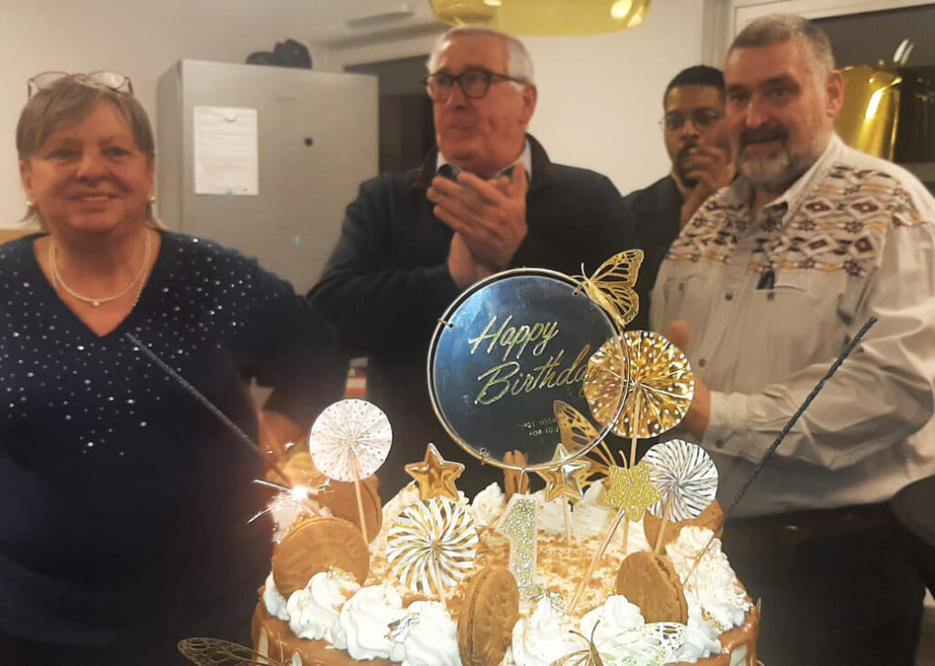 gateau d'anniversaire avec une bougie 1 an