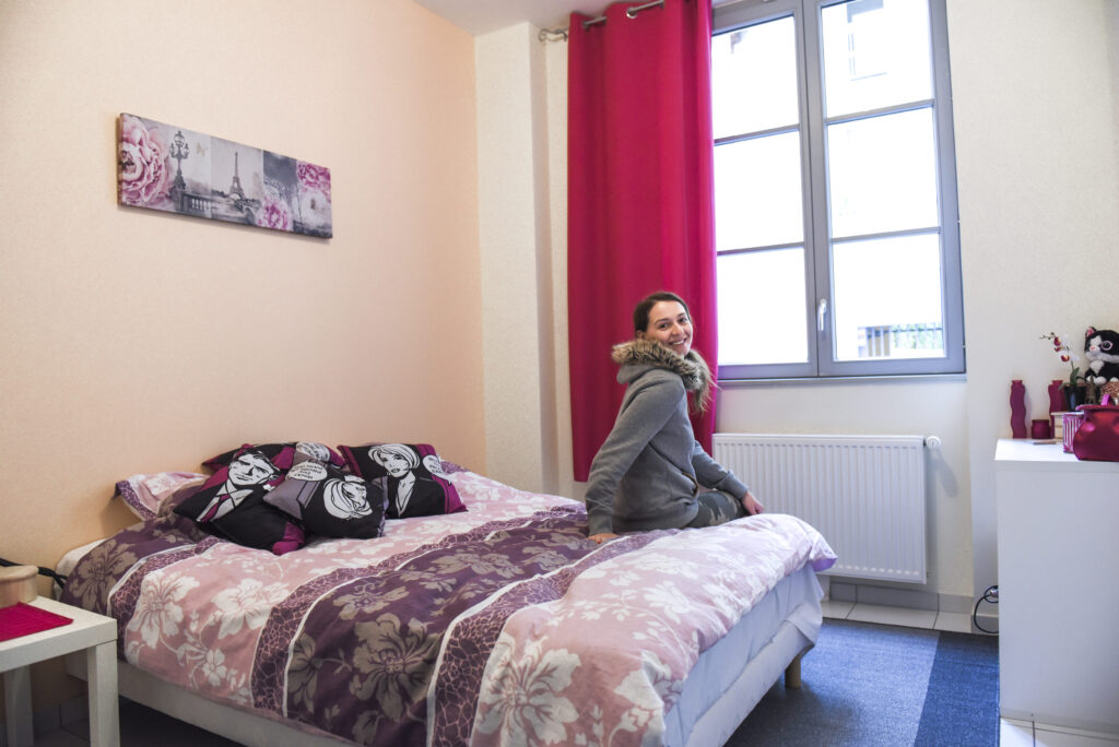Femme assise sur son lit