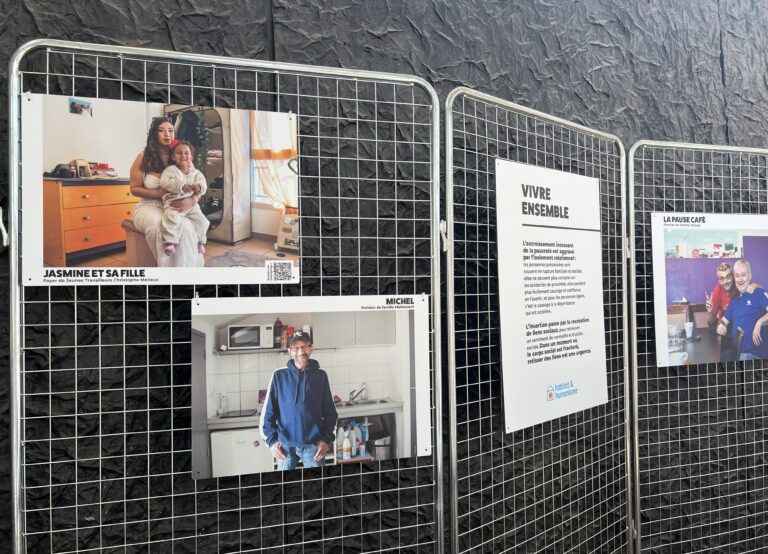 Vue des panneaux accrochés sur les grilles d'exposition