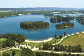 Balade nature - Miribel-Jonage : grand parc avec le tour des lacs.
