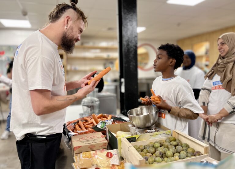 Florent Ladeyn en train de choisir les meilleurs légumes avec un locataire