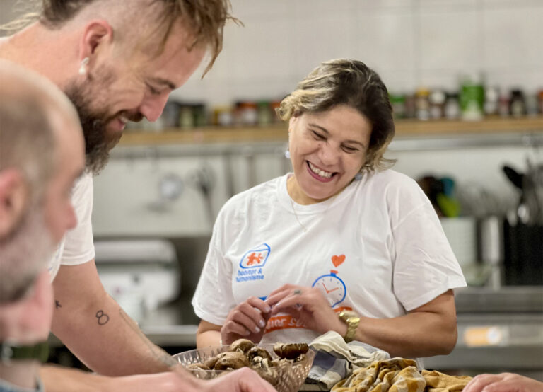 Florent Ladeyn et une locataire en train de cuisiner en riant