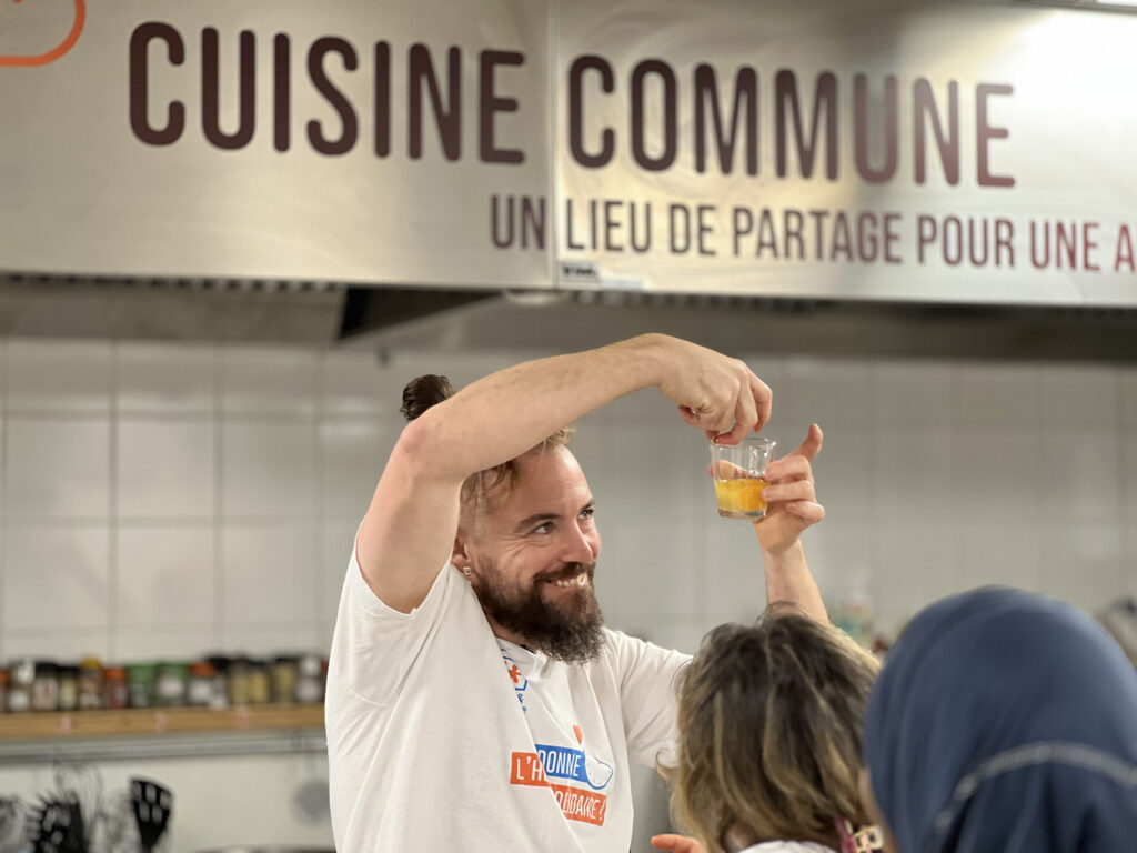 Florent Ladeyn en train de cuisiner