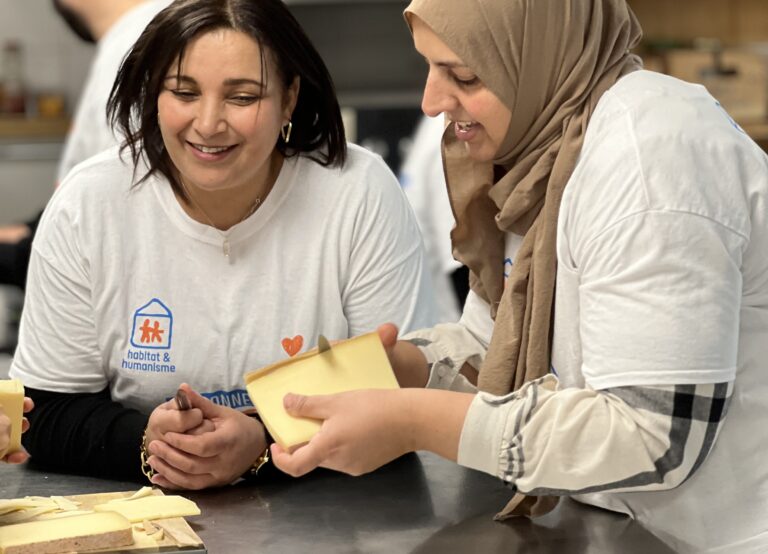 Deux locataires en train de préparer l'entrée en discutant