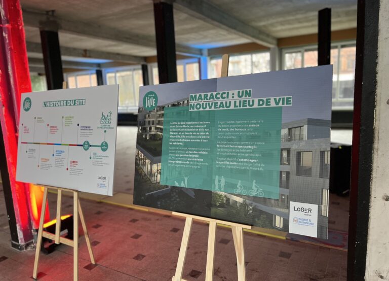 Panneaux de présentation du projet sur des chevalets