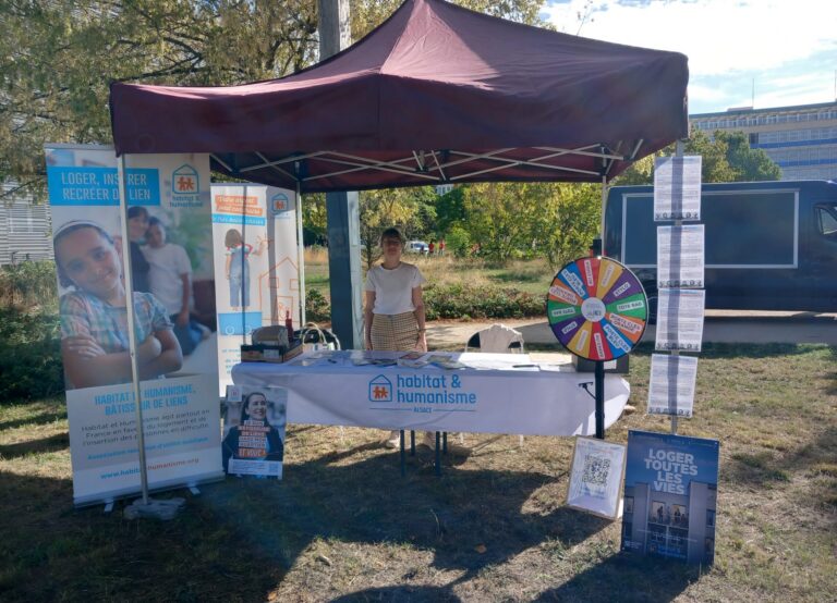 Photo du stand aux Welcome Days de l'Université de Strasbourg. Une salariée est présente derrière le stand.